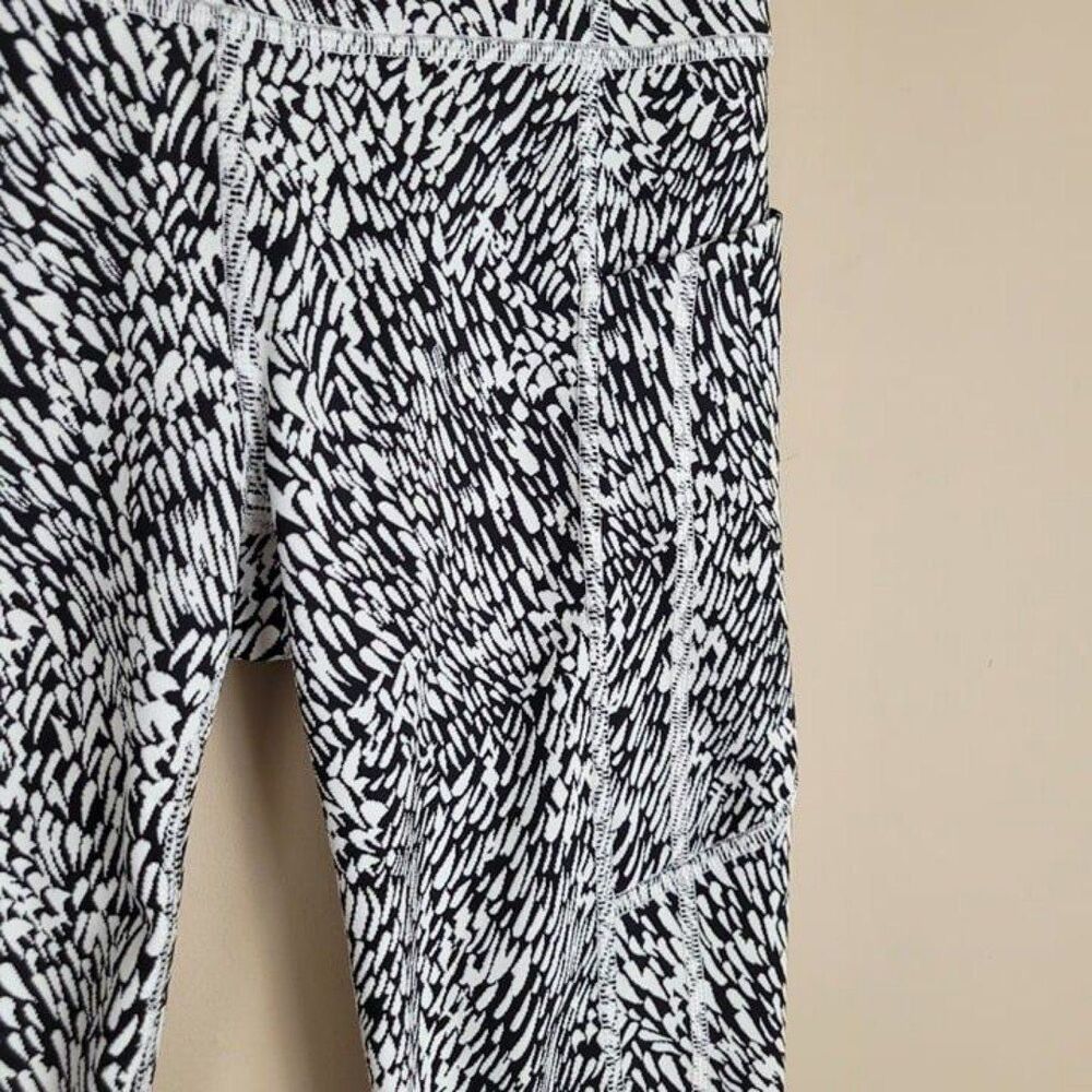 Athleta Size XS Ultimate Stash Textured 7/8 Tight Leggings Tailwind Black White - Picture 7 of 12